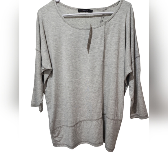august silk Tops - NWT August silk women's small light gray 3/4 sleeve top.